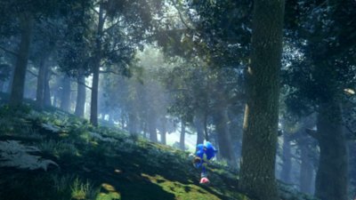 Sonic Frontiers 스크린샷, 소닉이 숲 지역을 달려서 통과하는 모습을 소개