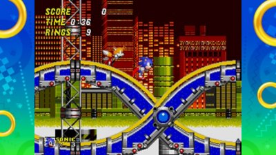 Sonic Origins – snímek obrazovky s postavami Sonica a Tailse probíhajícími úrovní