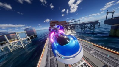 Sonic Racing: CrossWorlds – Capture d'écran montrant Sonic effectuant une pirouette dans son véhicule en plein vol plané, sur un circuit situé dans un chantier naval