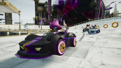 Captura de pantalla de Sonic Racing: CrossWorlds que muestra a Knuckles y Tails conduciendo por una pista de temática de casino, mientras Tails lanza una estrella verde ninja desde su auto.