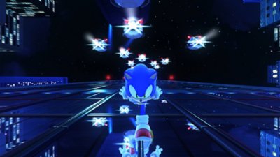 Captura de ecrã do Sonic X Shadow Generations que mostra o Sonic a correr na direção do ecrã a fugir de inimigos alados