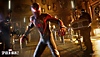Marvel's Spider-Man 2 – snímek obrazovky s Milesem a lovcem 