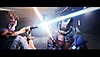 Star Wars Jedi: Survivor – snímka obrazovky zobrazujúca Cala v boji so svetelným mečom