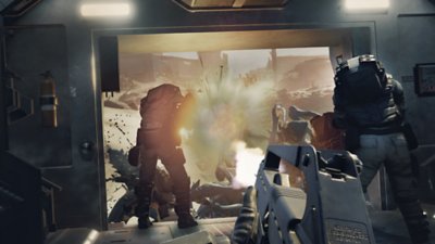 Starship Troopers: Extermination – Screenshot, auf dem Soldaten zusammenarbeiten, um Gegner zu erledigen