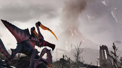 Starship Troopers: Extermination – Screenshot, auf dem ein Vulkan ausbricht und sich im Vordergrund ein gegnerischer Bug befindet