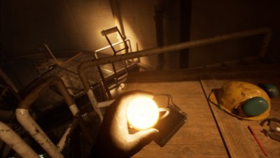 Still Wakes the Deep-screenshot van het spelerspersonage dat een elektrische lamp vasthoudt