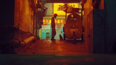 Captura de pantalla de Stray con un gato mirando a un robot obrero en un callejón