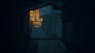 《Stray》螢幕截圖，呈現黑暗的城市景觀中，由黃色霓虹燈食物招牌映照著，貓主角走過一道光束。 