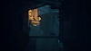 Stray-Screenshot, der die Silhouette der Heldenkatze zeigt, die über einen Balken in einer dunklen Stadtlandschaft läuft, beleuchtet von einem gelben Neonschild für Essen. 