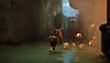 لقطة شاشة للعبة Stray تعرض القط البطل يركض بعيدًا عن العدو Zurks بينما تحلق الطائرة الآلية B-12 خلفه
