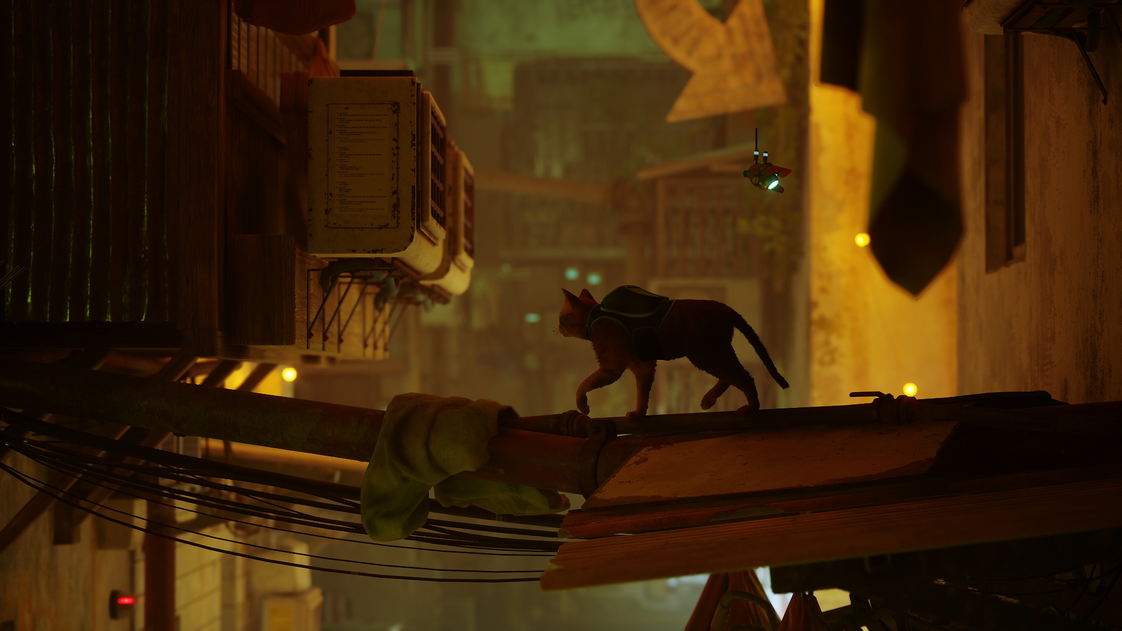 Snímek obrazovky ze hry Stray zobrazující kočičí hrdinku, jak přechází po potrubí