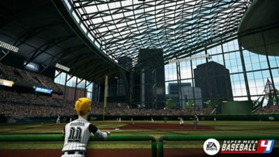 Екранна снимка на Super Mega Baseball 4, показваща играч, който наблюдава терена на огромен градски стадион с прозорци