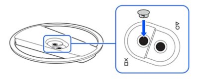 Image montrant le socle avec la partie concave du centre orientée vers le haut. Un encart montre le cache de la vis en train d'être inséré dans le trou de vis supérieur.