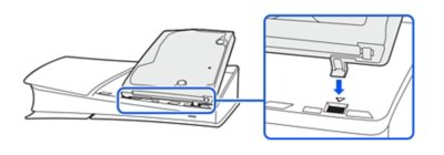 Vue latérale d'une console PS5 avec la façade Cercle retirée et le lecteur de disques en cours d'insertion.