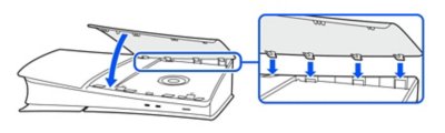 Vista laterale di una console PS5 che mostra l'allineamento delle clip della copertura con i fori situati sul lato della console più lontano da te.