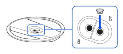 Image montrant le socle avec la partie concave du centre orientée vers le haut. Un encart montre le cache de la vis en train d'être inséré dans le trou de vis inférieur.