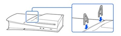 디스크 드라이브가 설치된 PS5 콘솔의 측면도 디스크 드라이브 위에 긴 받침대가 삽입된 것을 보여주는 인셋.