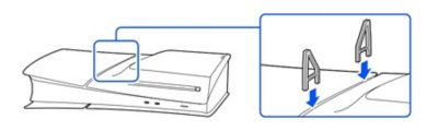 Vue latérale de la console PS5 avec un lecteur de disques installé. Un encart montre les pieds (longs) en train d'être insérés au-dessus du lecteur de disques.