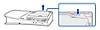 PS5を横から見た図電源ボタンが向かって右側にある。挿図は、本体の最も遠い側にあるディスクドライブのくぼんだ部分を示している。