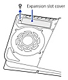 Pohled na konzoli PS5 se sejmutým krytem s trojúhelníkem. Šipka ukazuje vyšroubování šroubu krytu rozšiřujícího slotu.