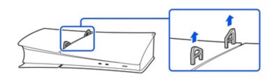 En PS5-konsoll sett fra siden. Av/på-knappen vender mot deg og er på høyre side. Piler angir hvordan du fjerner de horisontale holderføttene (korte) mellom dekslene.