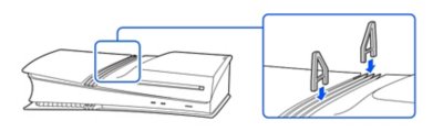 PS5-konsollen set fra siden med et diskdrev installeret. Det indsatte billede viser fødderne (lange), der indsættes over diskdrevet.