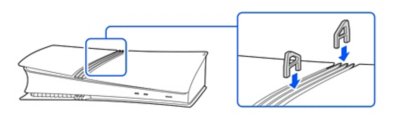 PS5-konsollen set fra siden uden et installeret diskdrev. Den indsatte illustration viser, at fødderne (korte) indsættes over cirkelcoveret.