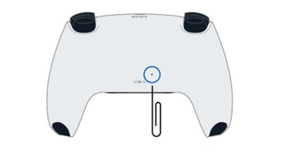 Localização do botão de redefinição na parte traseira do controle DualSense em imagem oficial da PlayStation