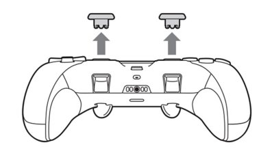 Des capuchons de joystick en train d'être soulevés et retirés.