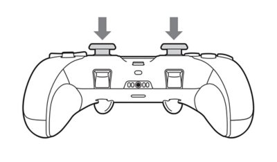 Para colocar las tapas del joystick, debes presionarlas hacia abajo.
