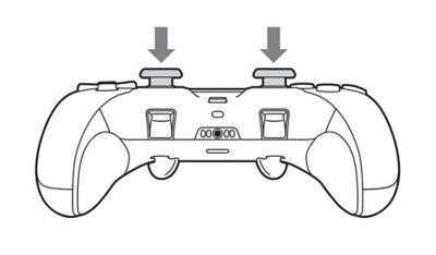 Capace joystick împinse și fixate pe poziție.