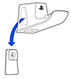충전 행거 및 장착 플레이트의 측면도 화살표는 충전 행거의 열쇠 구멍이 플레이트의 장착 스템에 위에서 아래로 밀어 끼워져 있음을 나타냅니다.  