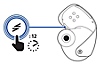 Pohled na pravý špunt a popisek zobrazující zvětšené tlačítko PS Link a ikonu ruky se stopkami, která značí stisknutí po dobu 12 sekund.