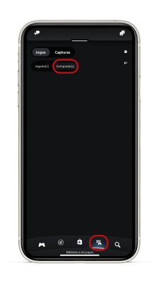Tela do PS App com o ícone da Biblioteca de jogos selecionado na barra de menu inferior e a opção Comprado selecionada na parte superior da tela.