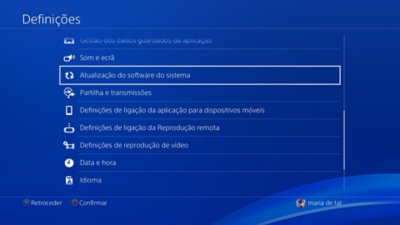 Ecrã de definições da PS4 com a secção Atualização do software do sistema realçada.