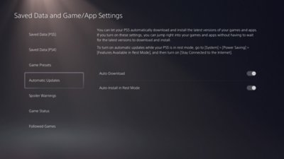 Obrazovka Uložená data a nastavení her/aplikací konzole PS5 se zvýrazněnou volbou automatických aktualizací v levé nabídce a dostupnou možností zapnutí napravo.