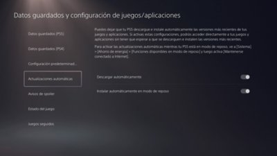 Pantalla de datos guardados y configuración de juegos o aplicaciones de PS5 con Actualizaciones automáticas resaltadas en el menú de la izquierda y opciones de alternancia disponibles en el lado derecho.