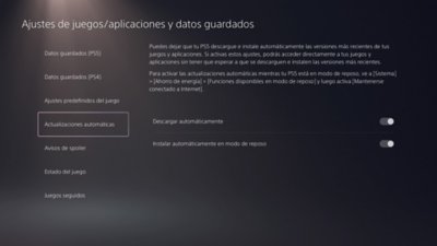 Pantalla Ajustes de juegos/aplicaciones y datos guardados de PS5 con Actualizaciones automáticas resaltada en el menú de la izquierda y las opciones disponibles a la derecha.