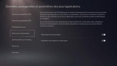 Écran Données sauvegardées et paramètres des jeux/applications sur PS5. L'option Mises à jour automatiques est en surbrillance dans le menu de gauche et les options à activer/désactiver disponibles apparaissent sur la droite.