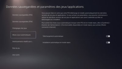 Écran Données sauvegardées et paramètres des jeux/applications sur PS5. L'option Mises à jour automatiques est en surbrillance dans le menu de gauche et les options à activer/désactiver disponibles apparaissent sur la droite.