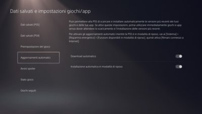 Schermata Dati salvati e impostazioni giochi/app di PS5 con l'opzione Aggiornamenti automatici evidenziata sul menu di sinistra e opzioni di attivazione/disattivazione disponibili sulla destra.