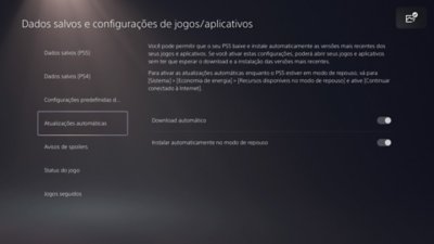 Tela de Dados salvos e configurações de jogos/aplicativos do PS5 com Atualizações automáticas em destaque no menu à esquerda e opções para ativar/desativar disponíveis à direita.