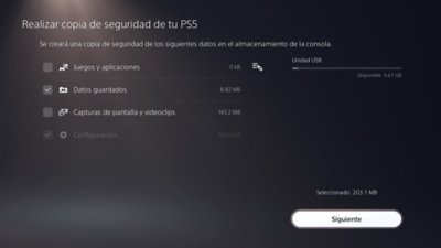 PS5 Pantalla de Copia de seguridad y restauración de PS5, con un elemento indicado como seleccionado mediante una marca de verificación en una casilla del lado izquierdo de la pantalla y el botón Siguiente disponible en la parte inferior derecha de la pantalla.