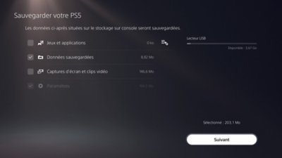 Écran Sauvegarder votre PS5, avec une option indiquée comme sélectionnée par une case cochée à gauche de l'écran et le bouton Suivant disponible dans le coin inférieur droit de l'écran.