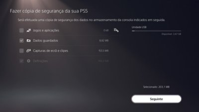 Ecrã Fazer cópia de segurança da sua PS5 da PS5, com um item indicado como selecionado numa caixa de verificação no lado esquerdo do ecrã e o botão Seguinte disponível no canto inferior direito do ecrã.
