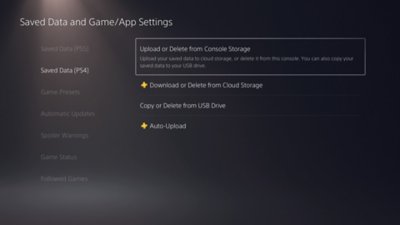 מסך Saved Data and Game/App Settings (נתונים שנשמרו והגדרות משחקים/יישומים) ב-PS5, כאשר הפריט Saved Data (PS4)‎ (נתונים שנשמרו [PS4]) מסומן בצד השמאלי של המסך והפריט Upload or Delete from Console Storage (העלאה או מחיקה מאחסון בקונסולה) מסומן בצד הימני של המסך.