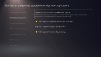 Écran Données sauvegardées et paramètres des jeux/applications sur PS5 avec l'option Données sauvegardées (PS4) sélectionnée sur le côté gauche de l'écran, et Uploader ou supprimer du stockage sur console en surbrillance sur le côté droit de l'écran.