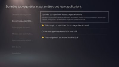 Écran Données sauvegardées et paramètres des jeux/applications sur PS5 avec l'option Données sauvegardées (PS4) sélectionnée sur le côté gauche de l'écran, et Uploader ou supprimer du stockage sur console en surbrillance sur le côté droit de l'écran.