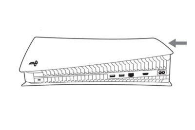 Seitenansicht der PS5-Konsole. Ein Pfeil zeigt an, dass die obere Abdeckung von rechts nach links auf die Konsole geschoben wird.