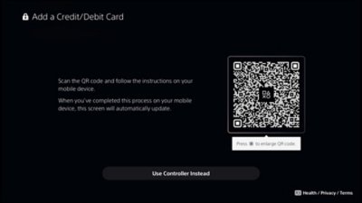 Skærmen Tilføj et kredit-/debetkort på PS5 med en QR-kode, der kan scannes, eller en knap, der kan bruges på konsollen.